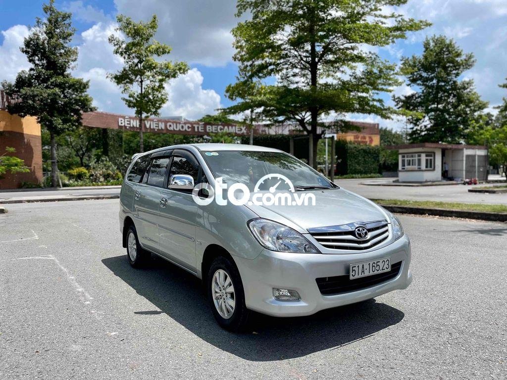 Toyota Innova 2011.