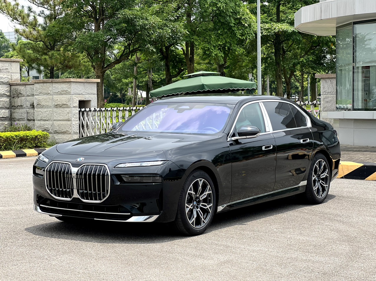 Gi&aacute; xe BMW 735i ho&agrave;n to&agrave;n mới.