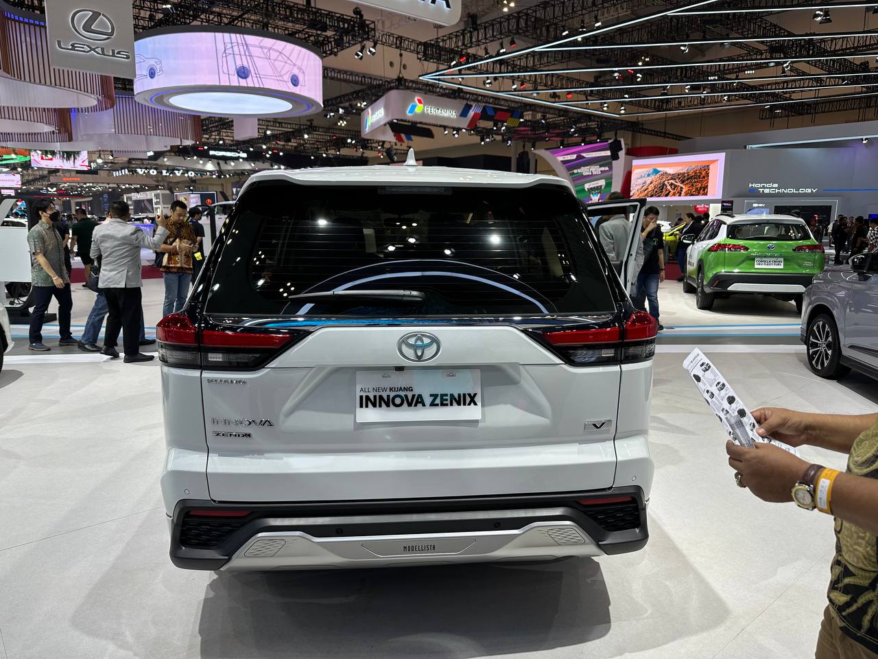 Ảnh thực tế Toyota Innova sắp về Việt Nam5.