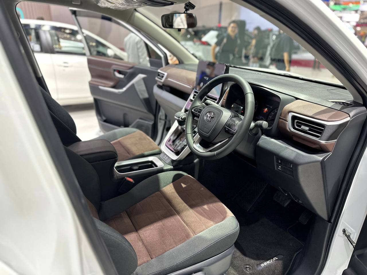 Ảnh thực tế Toyota Innova sắp về Việt Nam6.