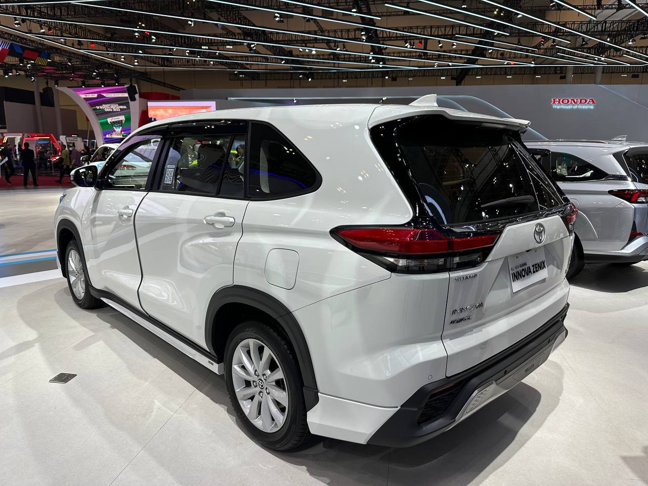 Ảnh thực tế Toyota Innova sắp về Việt Nam4.