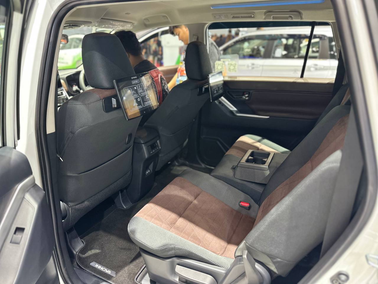 Ảnh thực tế Toyota Innova sắp về Việt Nam11.