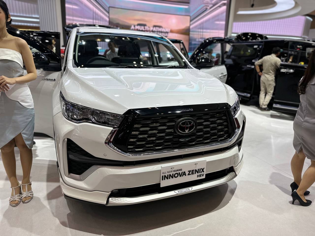 Ảnh thực tế Toyota Innova sắp về Việt Nam2.