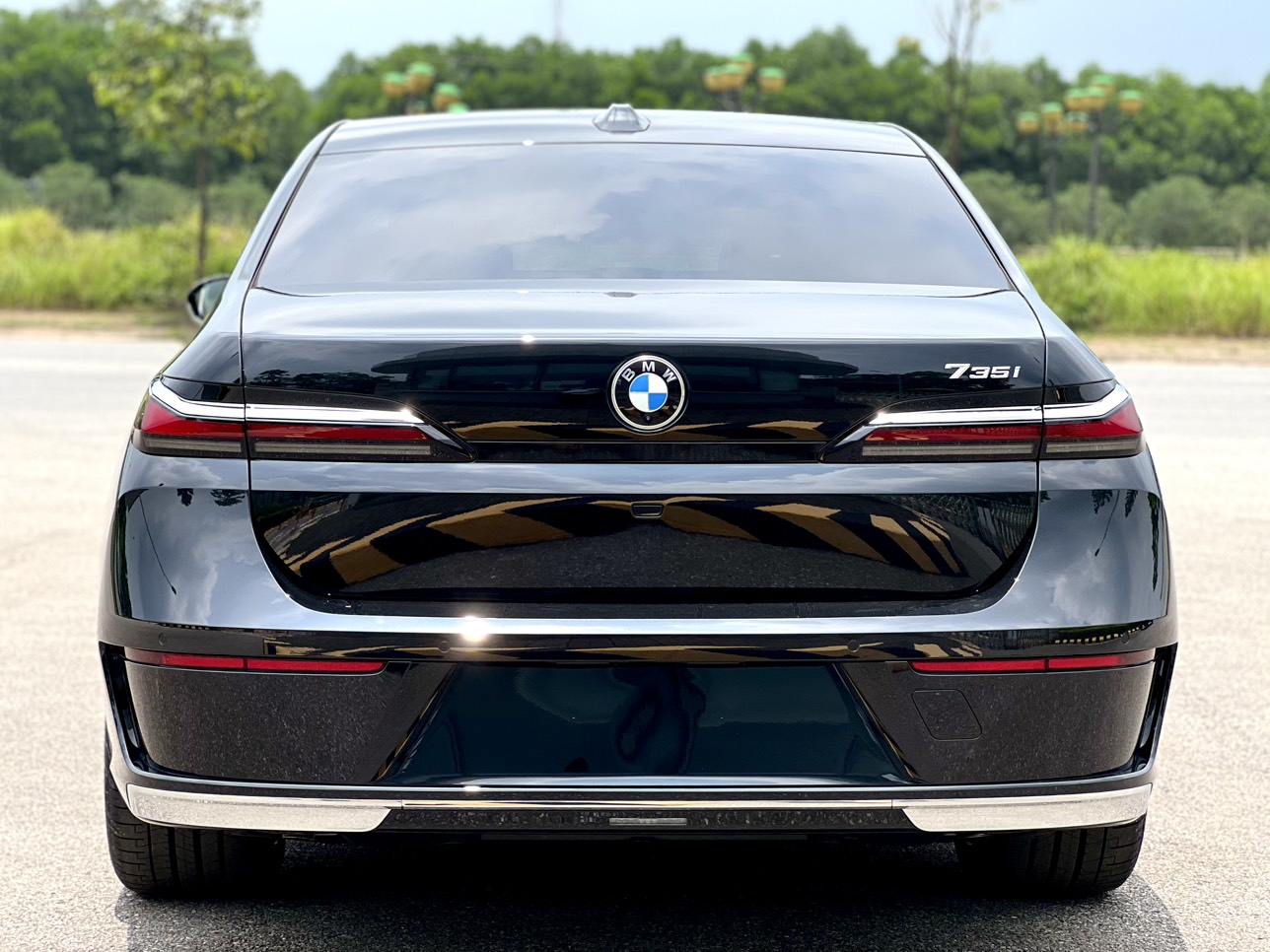 Đu&ocirc;i xe&nbsp;BMW 735i.