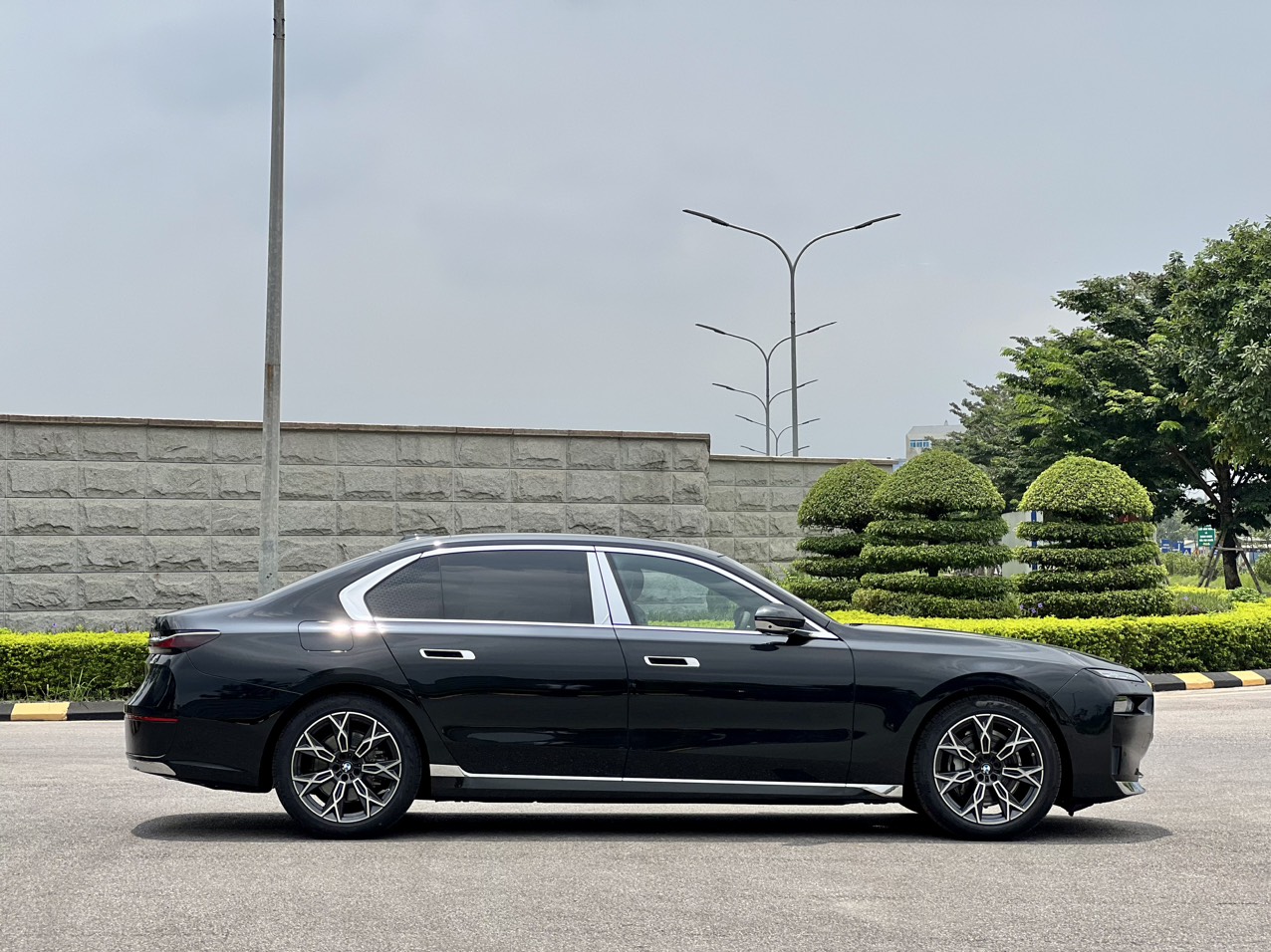 Th&acirc;n xe&nbsp;BMW 735i.