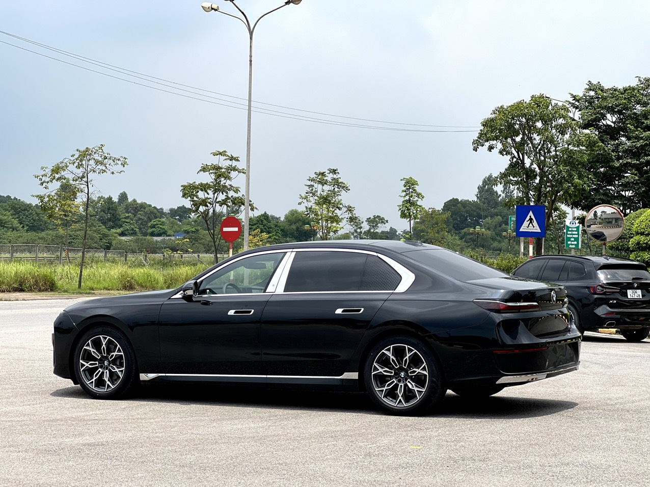 H&ocirc;ng xe&nbsp;BMW 735i.