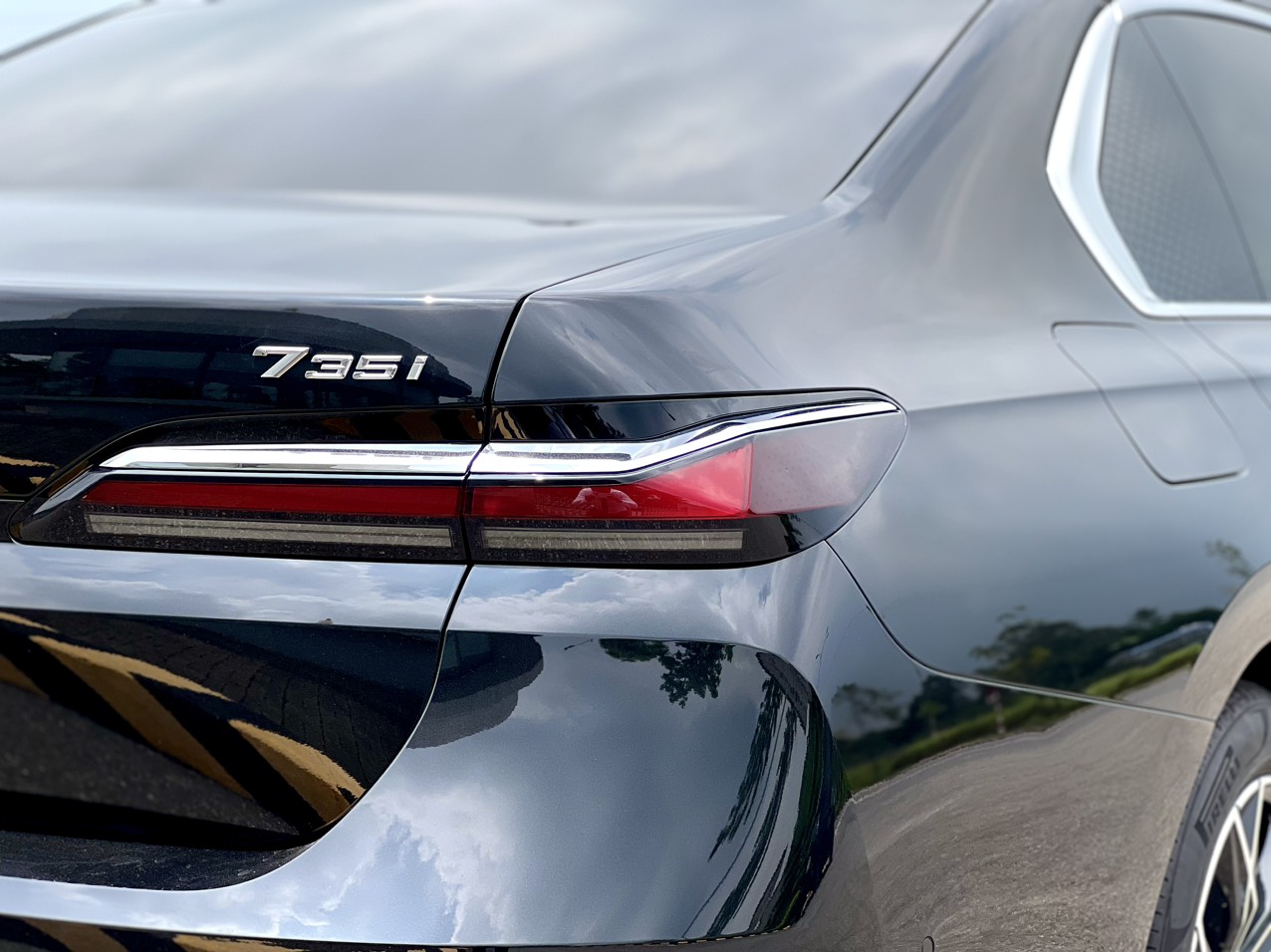 Đ&egrave;n hậu xe&nbsp;BMW 735i.