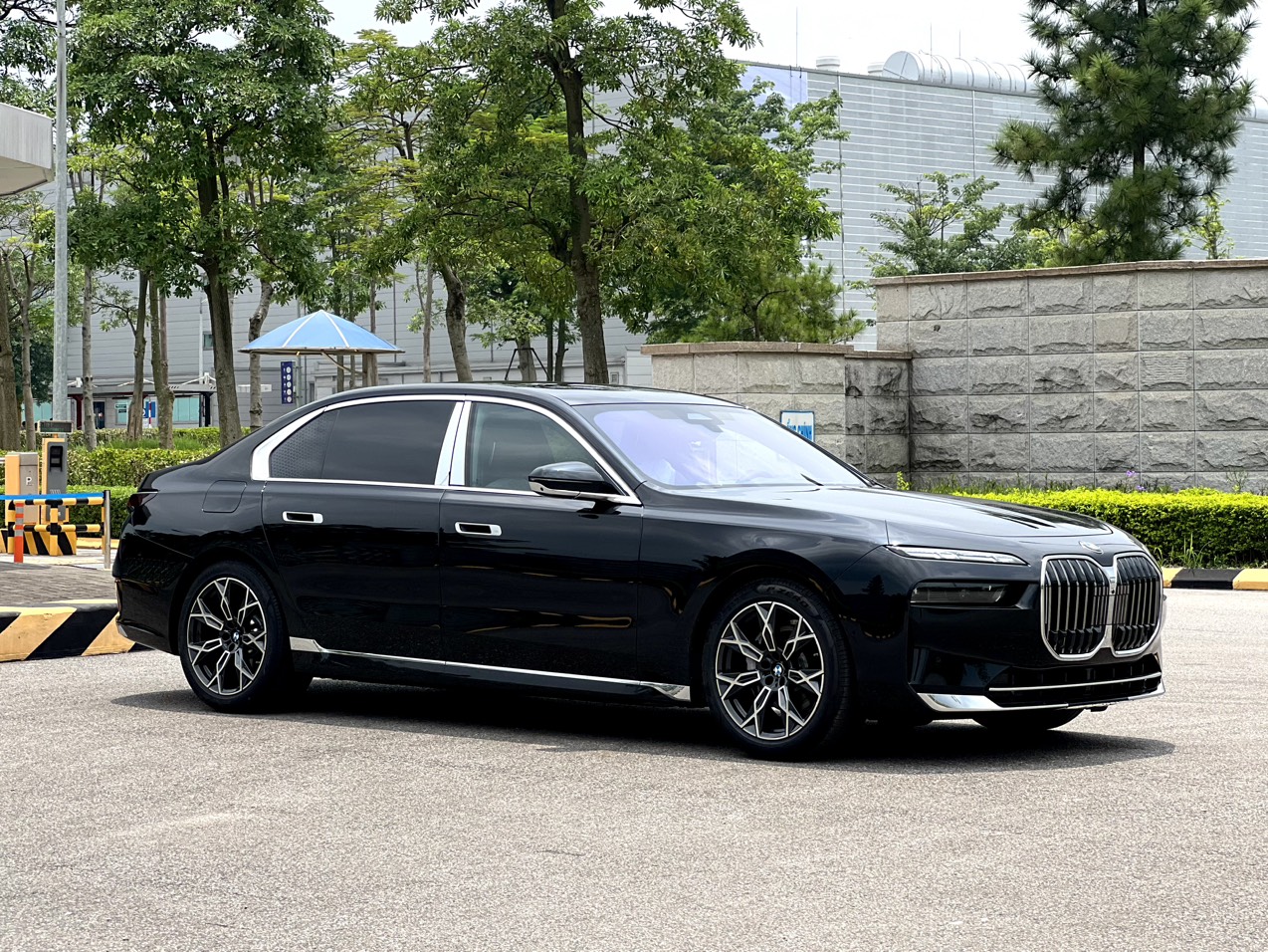 xe BMW 735i.