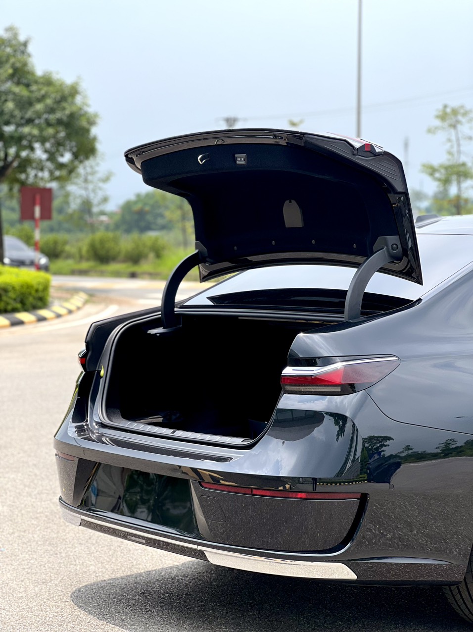 Cốp xe&nbsp;BMW 735i.