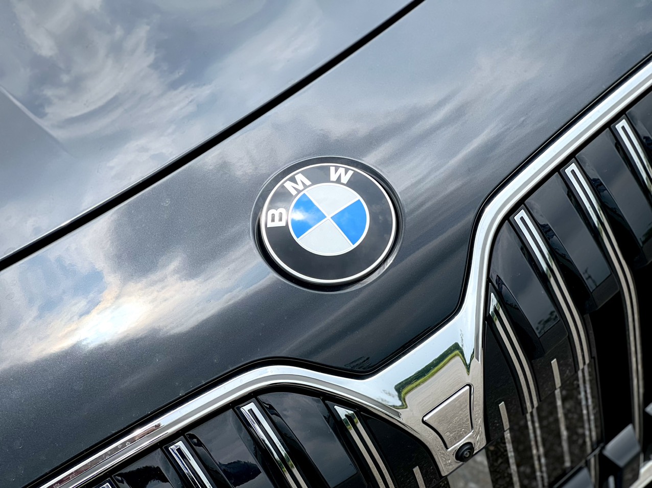 logo thương hiệu xe&nbsp;BMW 735i.