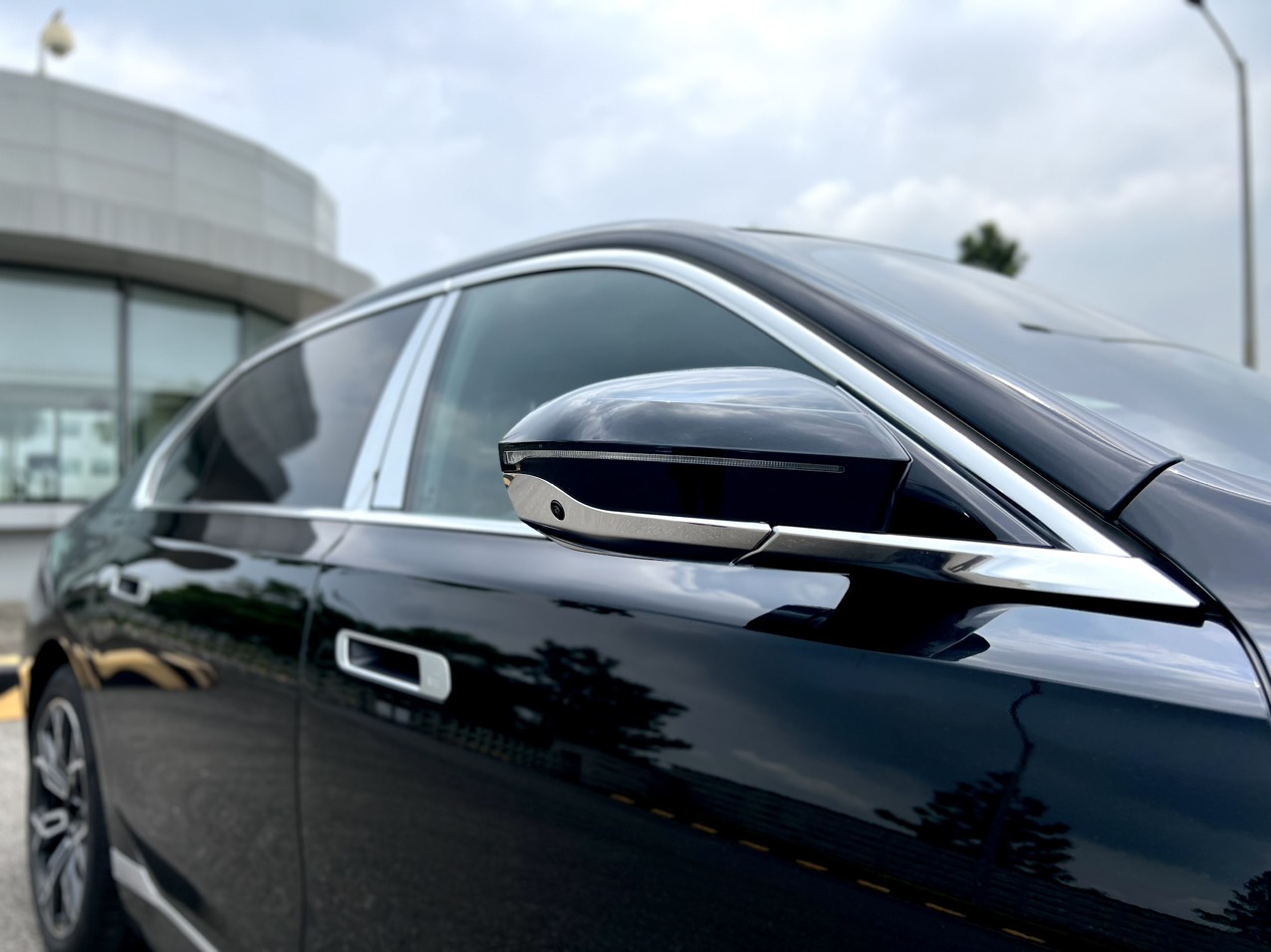 Gương chiếu hậu xe&nbsp;BMW 735i.