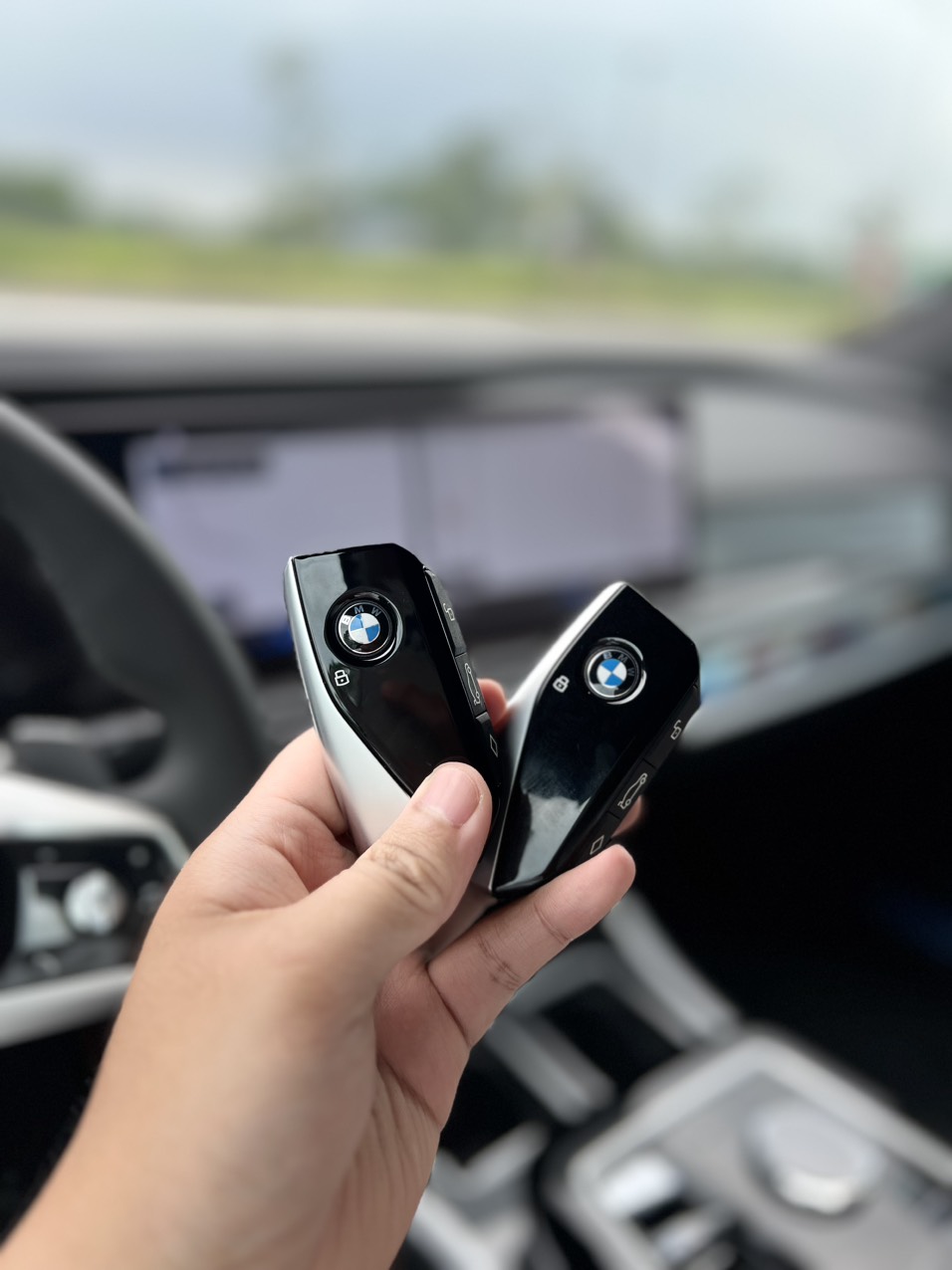 Ch&igrave;a kh&oacute;a xe BMW 735i .