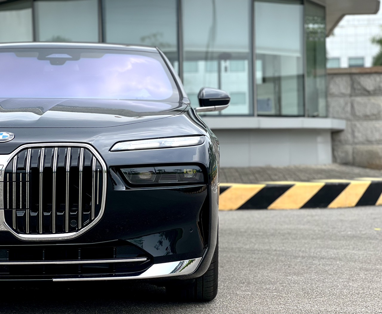 Đ&egrave;n chiếu s&aacute;ng trước xe&nbsp;BMW 735i.