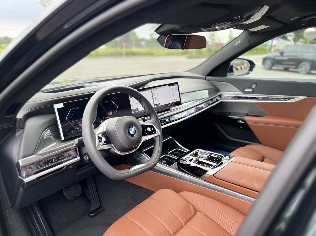 Kh&ocirc;ng gian b&ecirc;n trong BMW 735i.