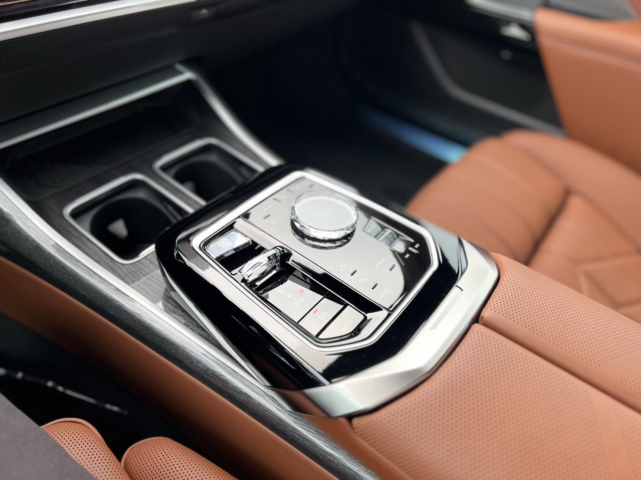 Bảng điều khiển trung t&acirc;m BMW 735i .
