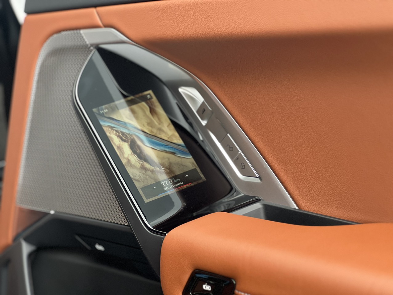 san điện thoại kh&ocirc;ng d&acirc;y tr&ecirc;n BMW 735i .