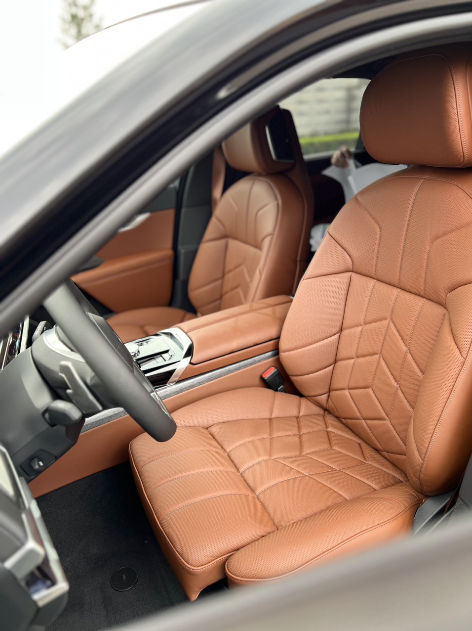 Ghế trước của xe BMW 735i .