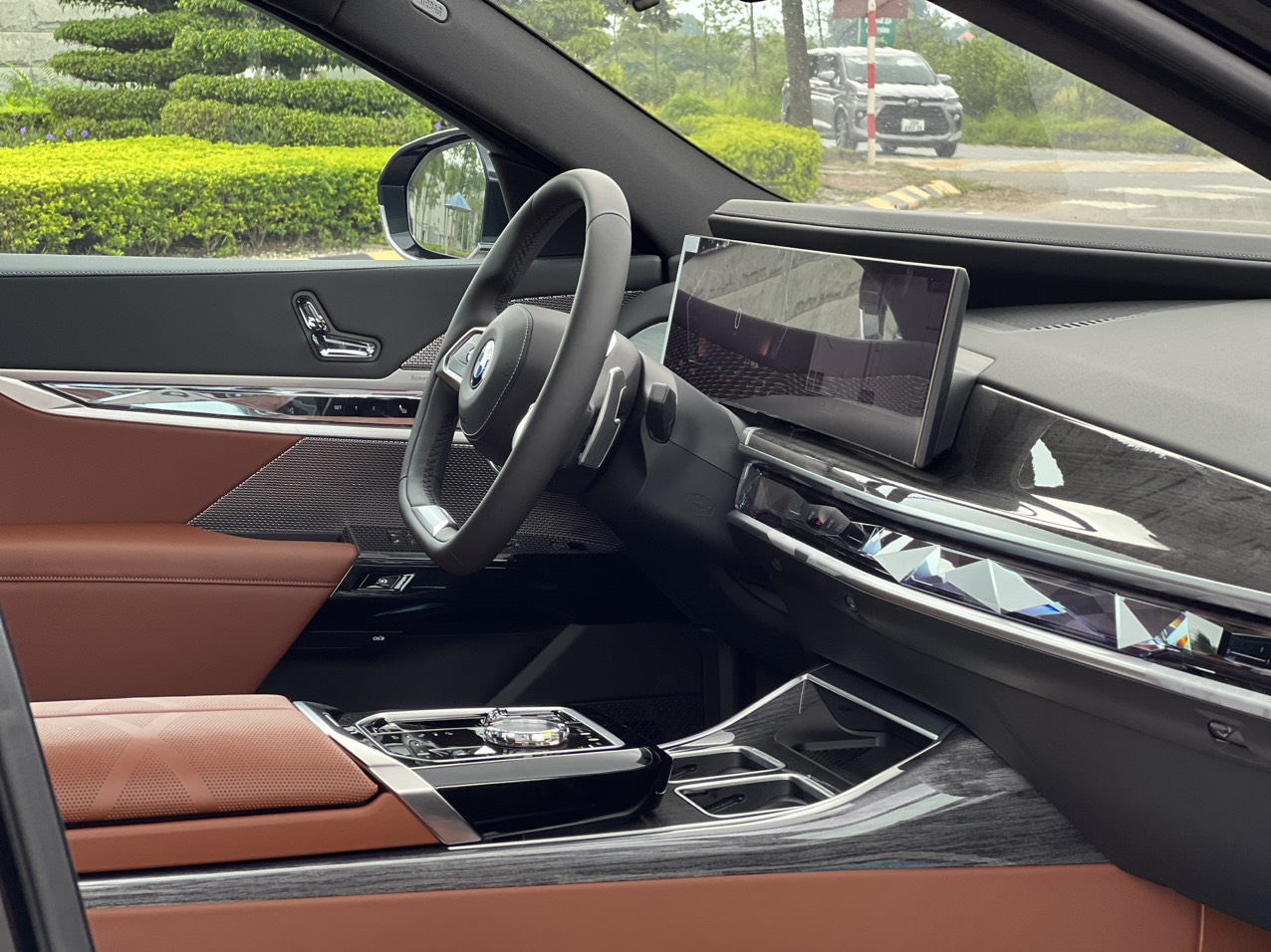 M&agrave;n h&igrave;nh b&ecirc;n trong BMW 735i .