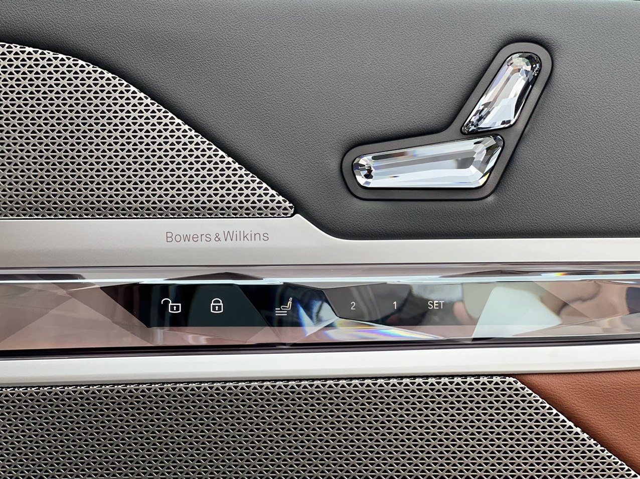  Loa b&ecirc;n trong BMW 735i .