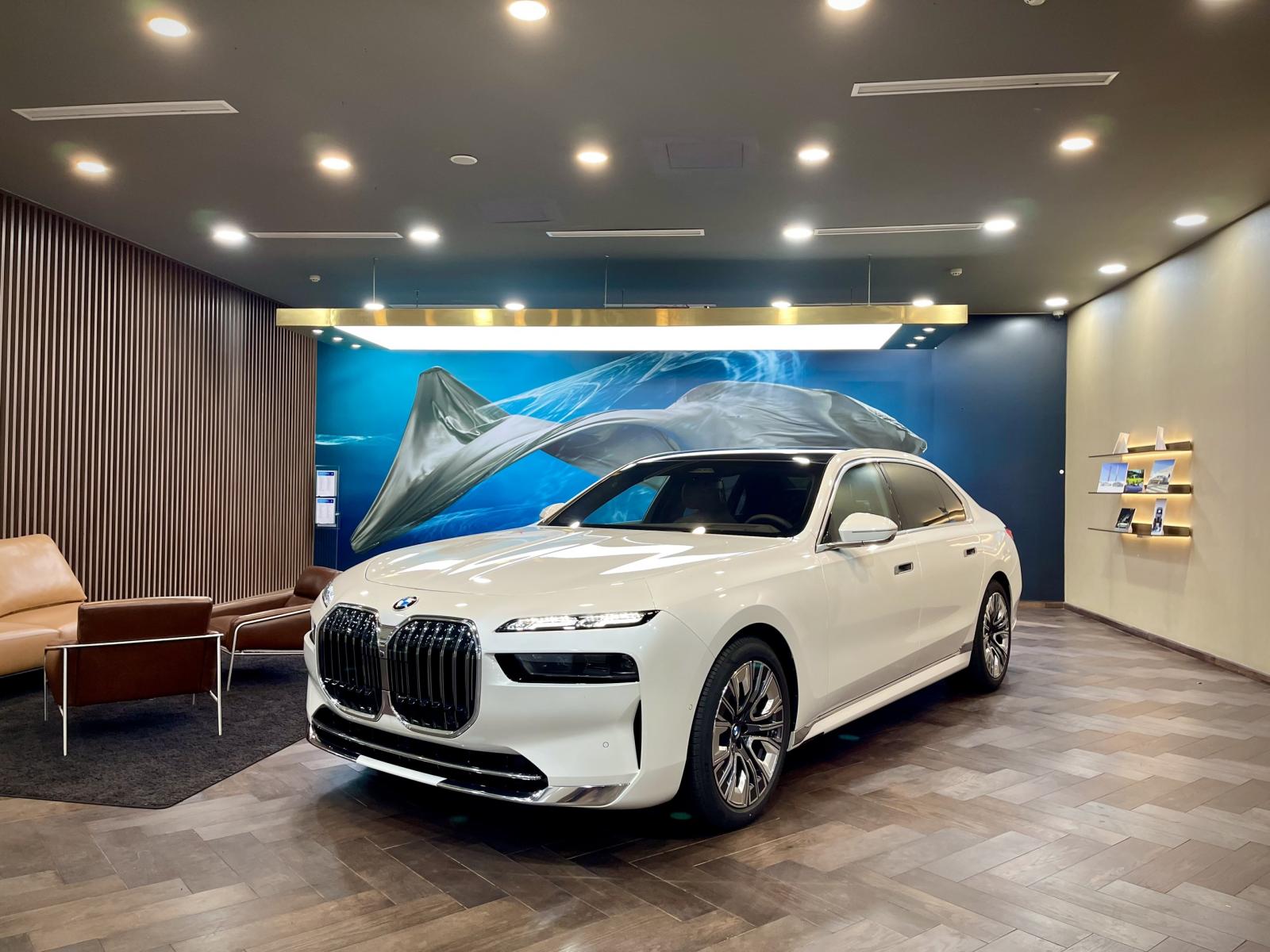 gi&aacute; xe BMW 740i.