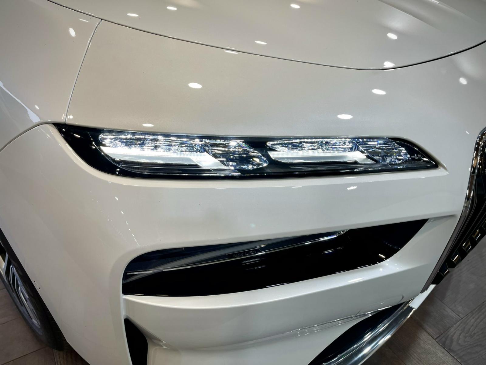 Đền chiếu s&aacute;ng trước xe BMW 740i.