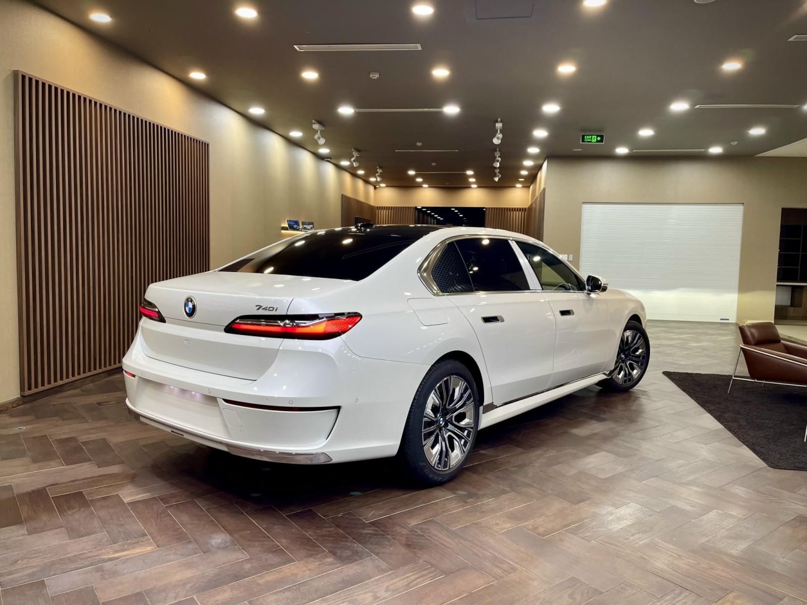 H&ocirc;ng xe BMW 740i.