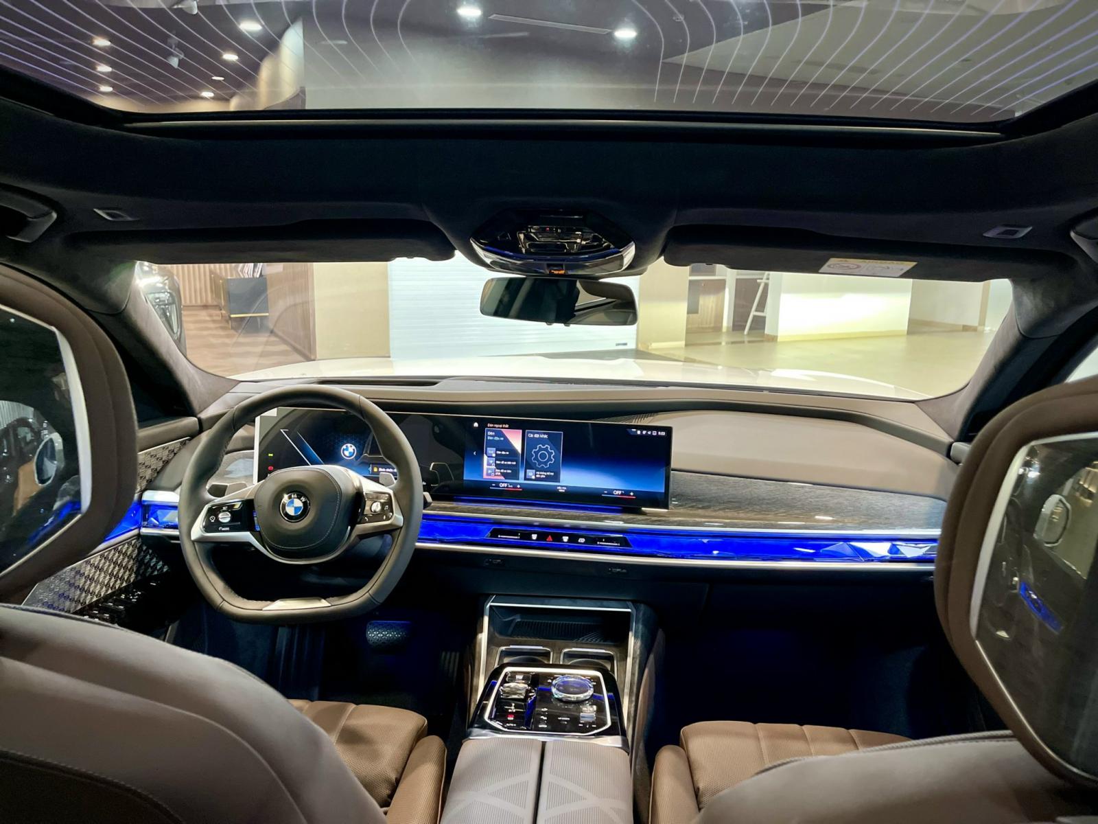 Khoang cabin xe BMW 740i .