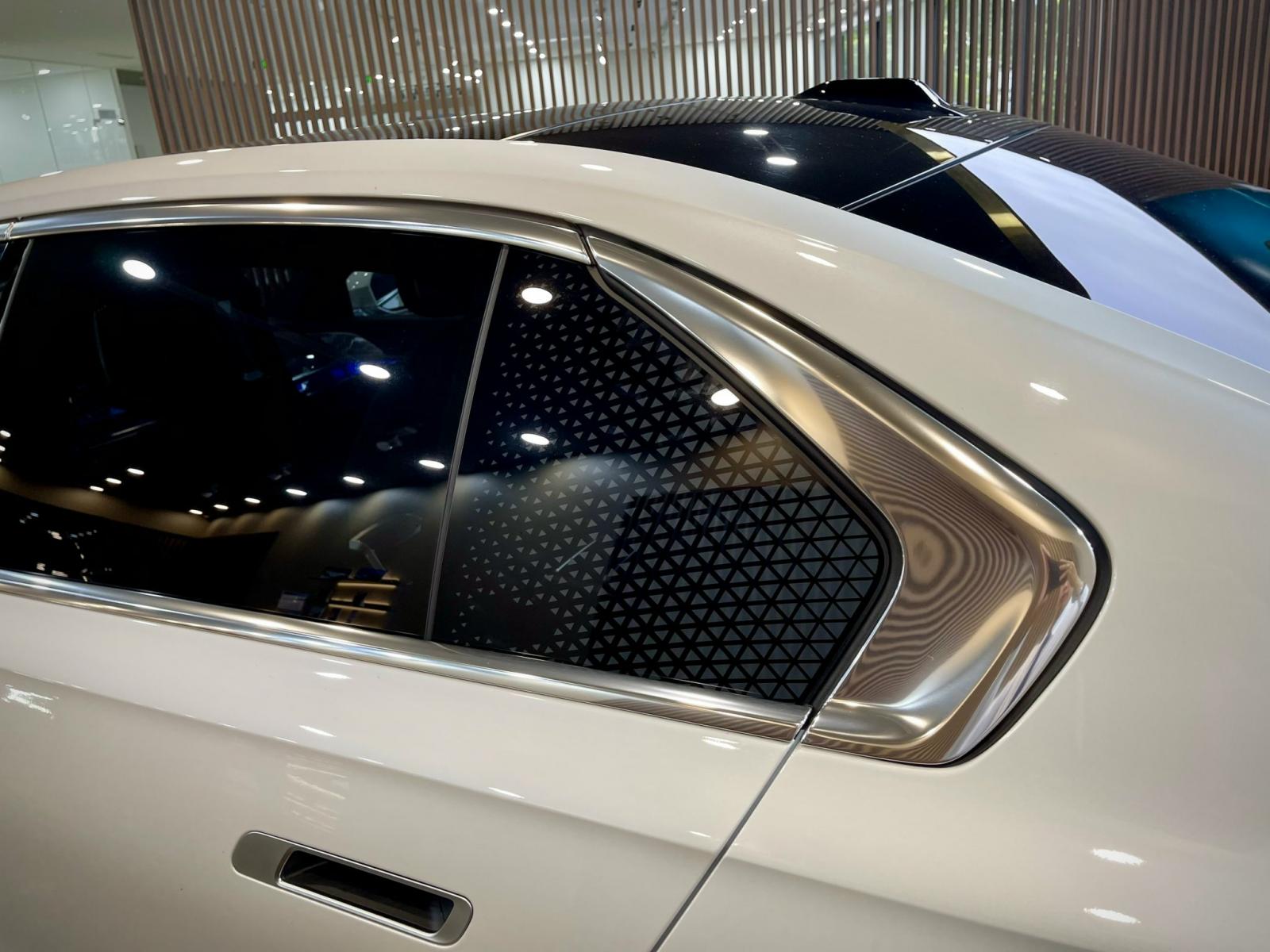 V&egrave; cửa xe BMW 740i.