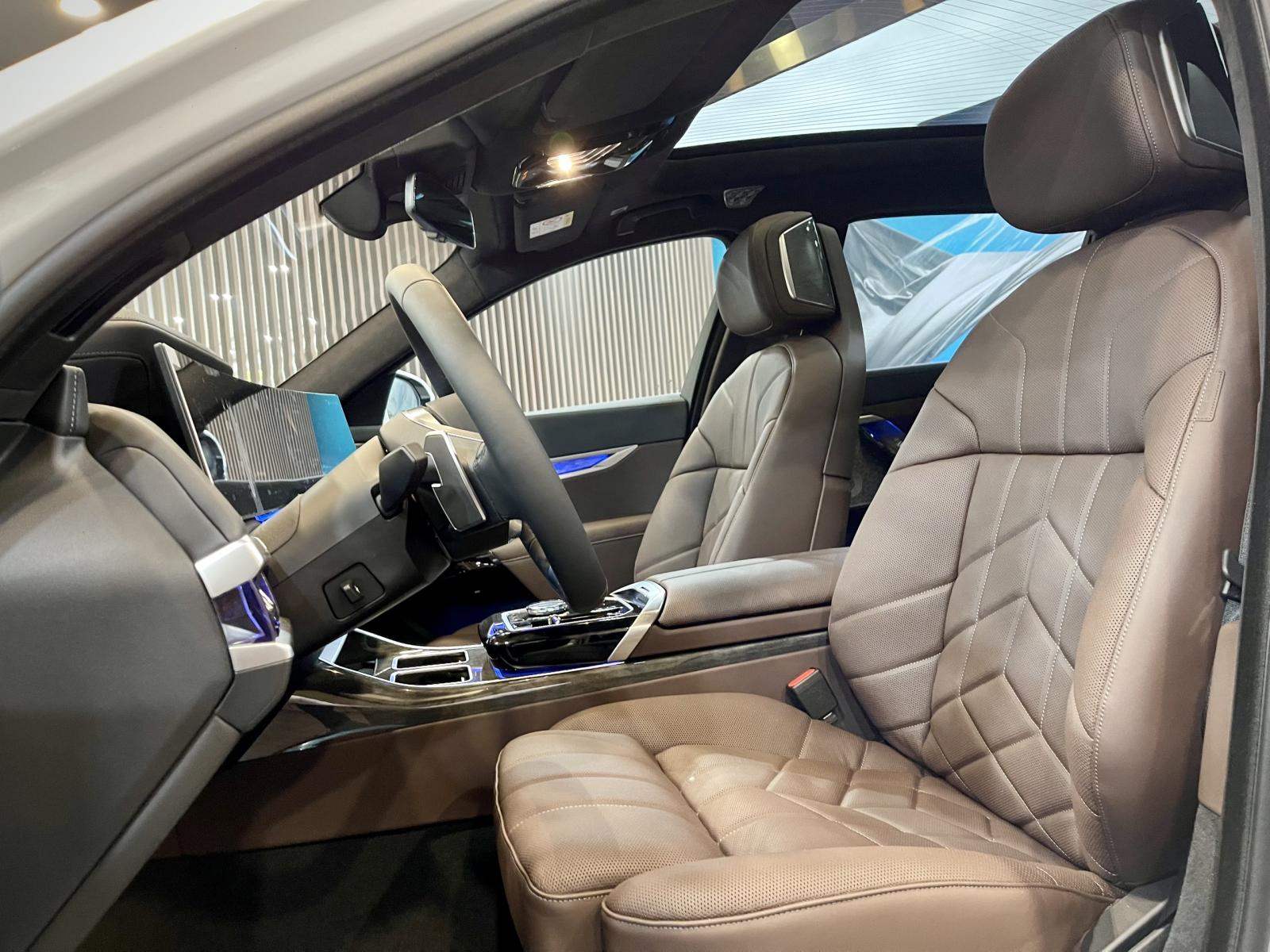 H&agrave;ng ghế trước xe BMW 740i .