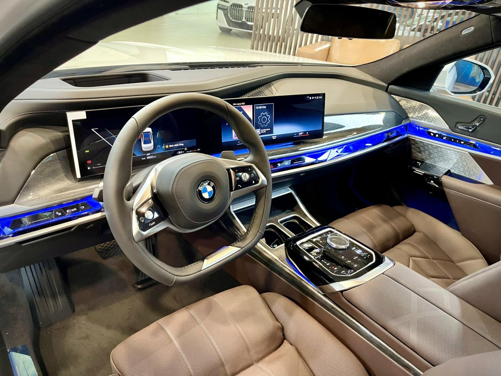V&ocirc;-lăng xe BMW 740i .