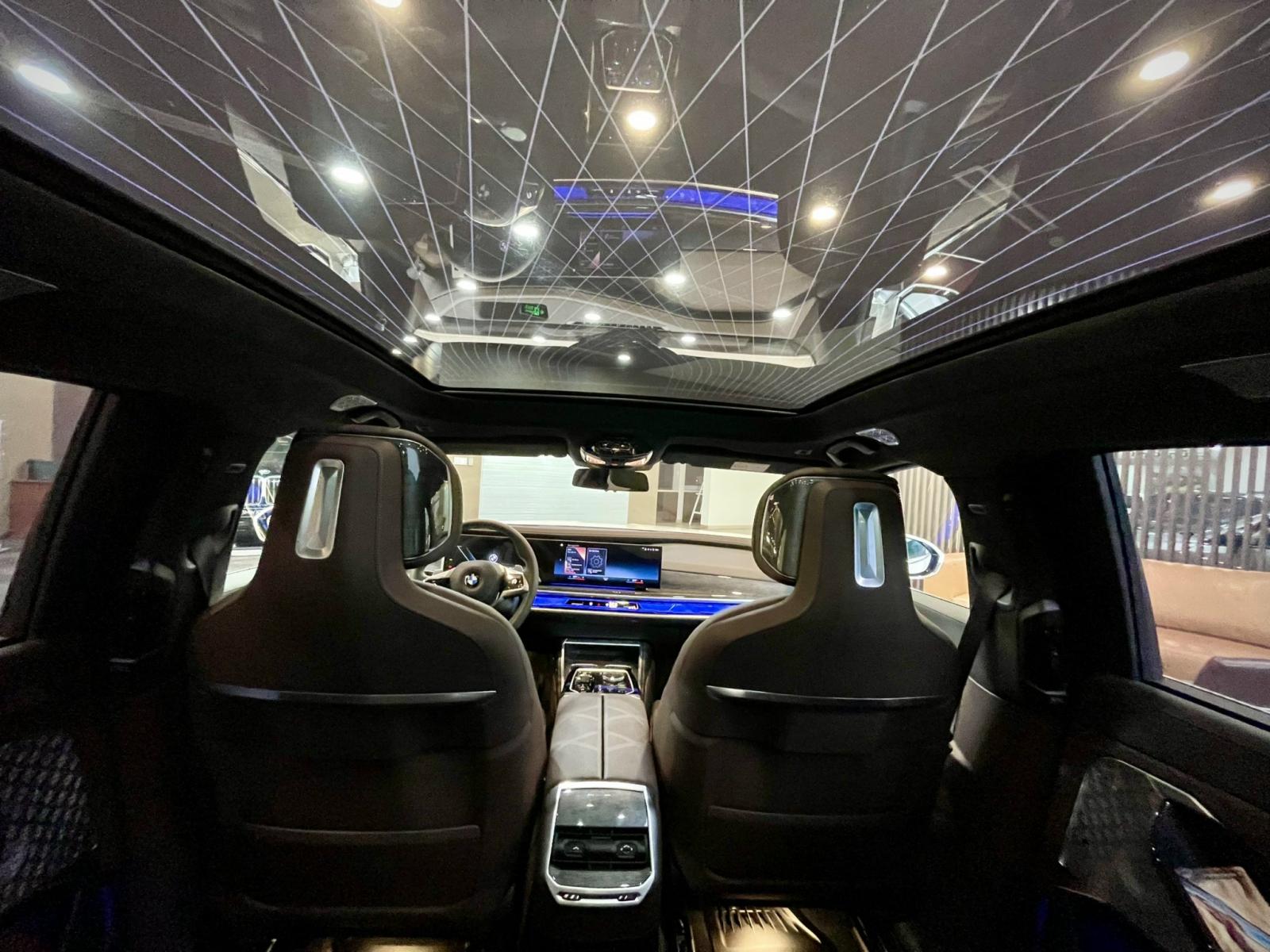 Kh&ocirc;ng gian nội thất xe BMW 740i.