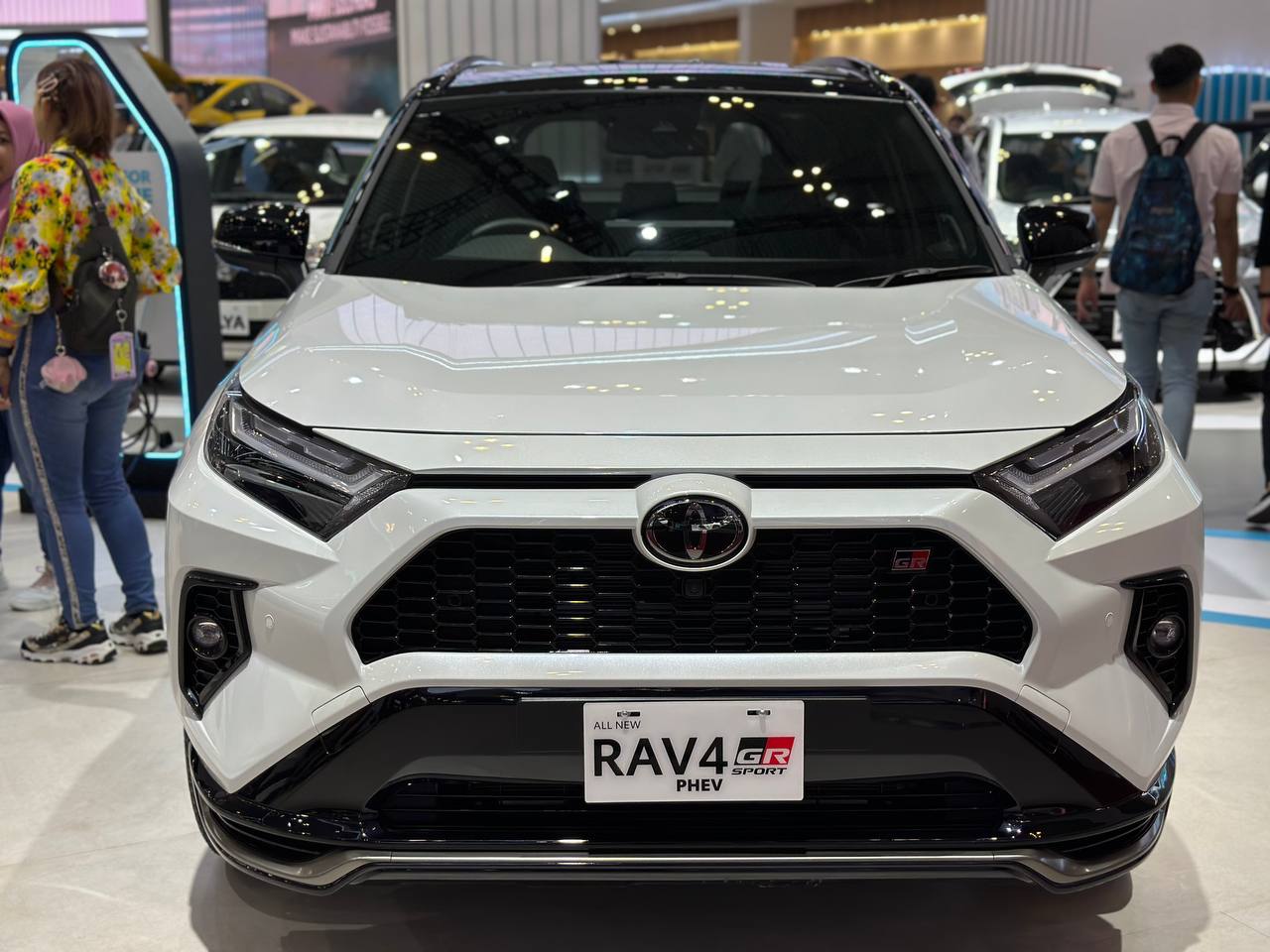 Đầu xe Toyota RAV4.