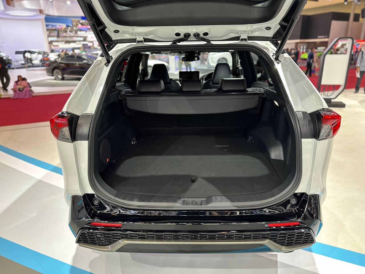 Cốp xe Toyota RAV4.