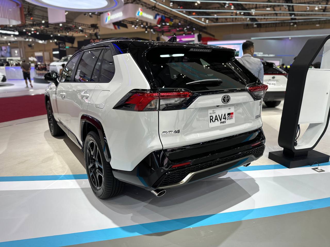 Đu&ocirc;i xe Toyota RAV4.