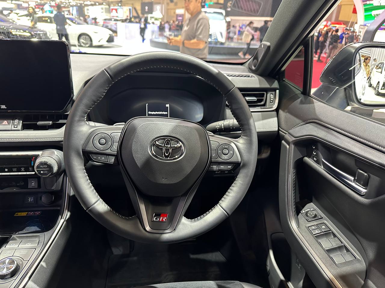 V&ocirc;-lăng xe Toyota RAV4.