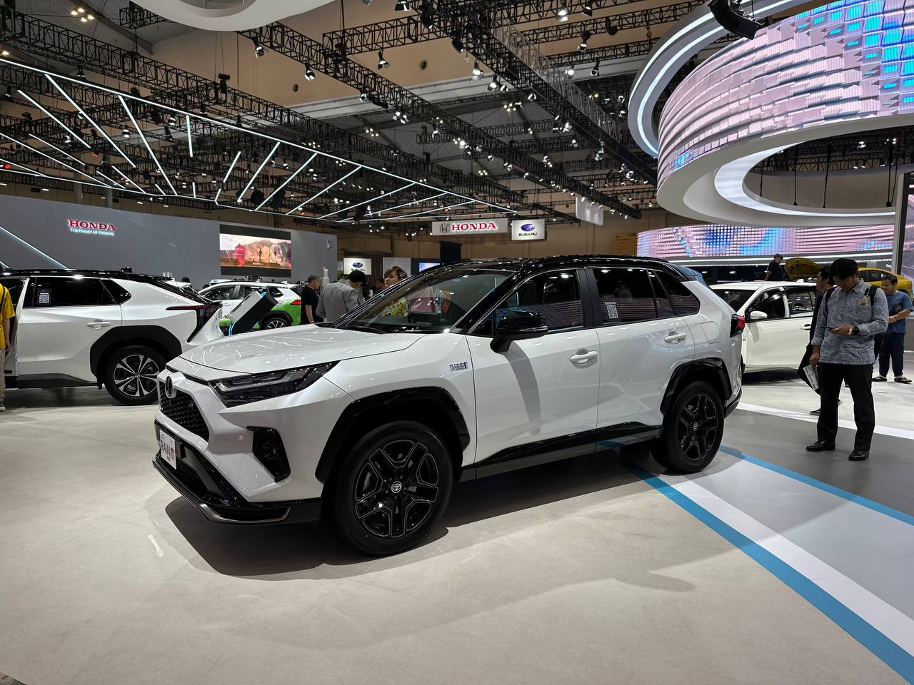 Th&acirc;n xe Toyota RAV4.