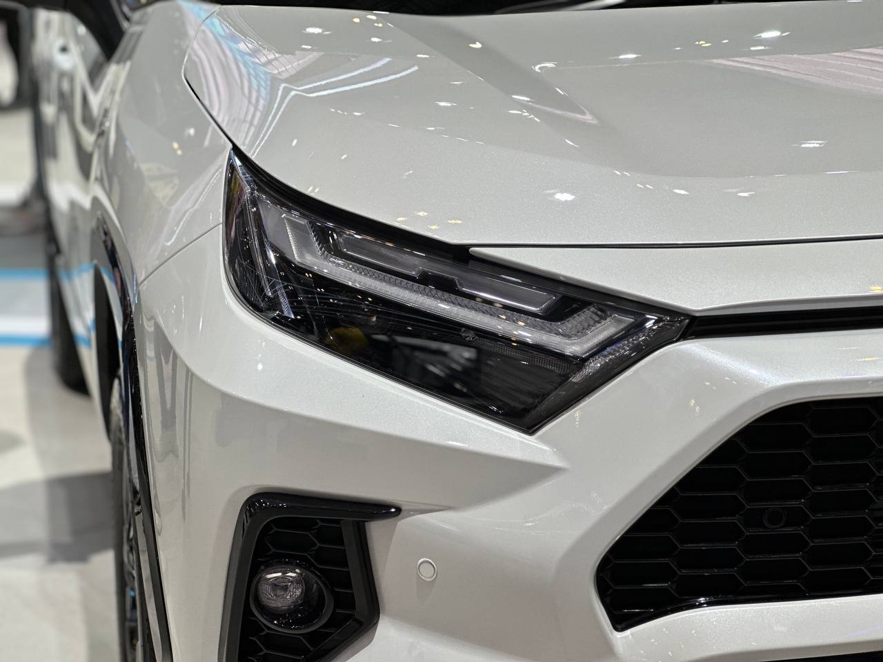 Đ&egrave;n xe Toyota RAV4.