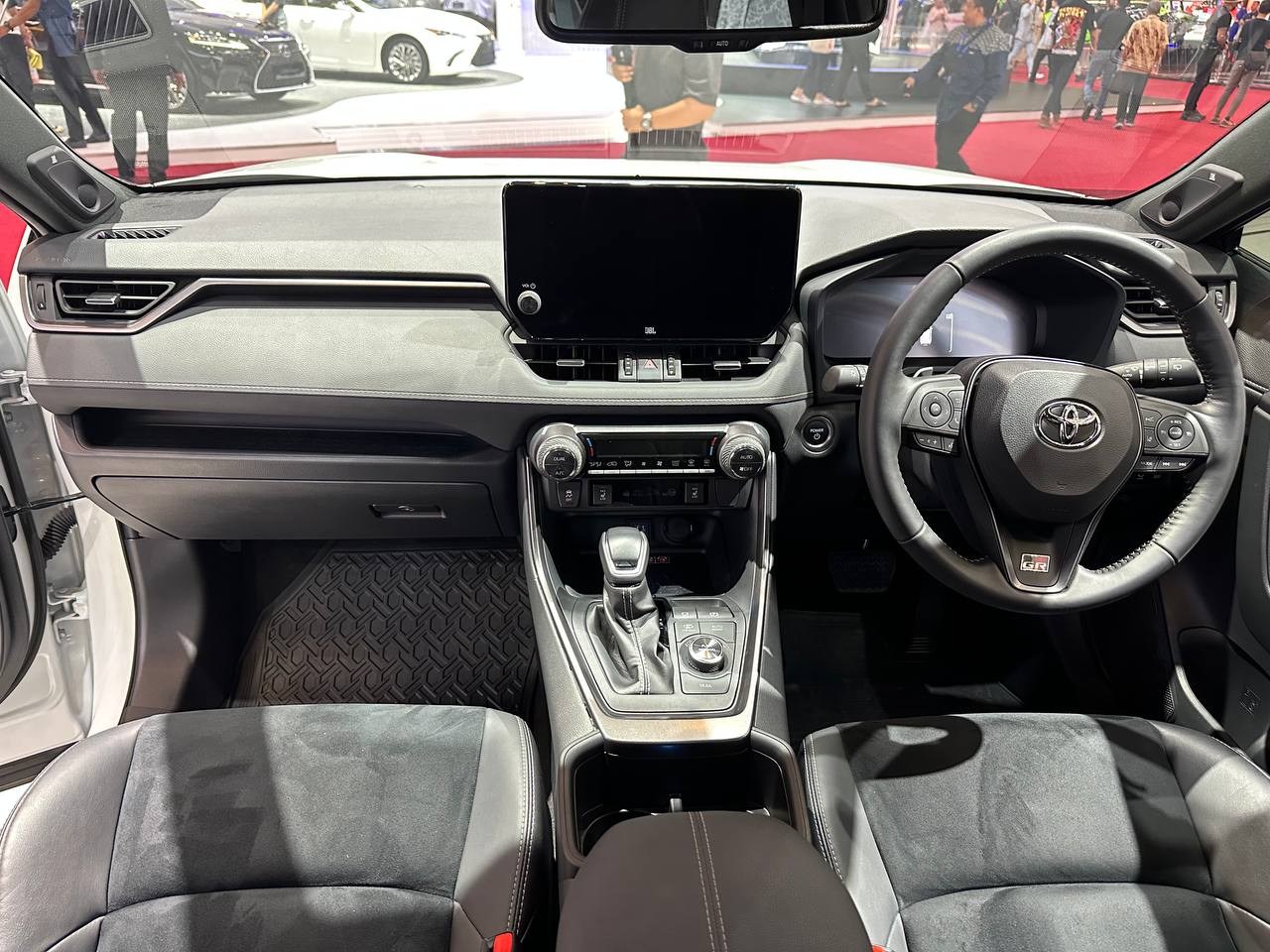 Kh&ocirc;ng gian nội thất xe Toyota RAV4.