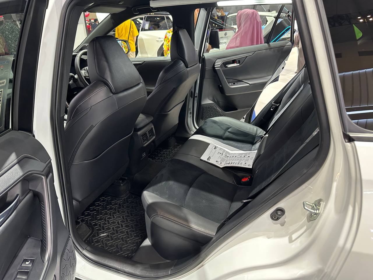 H&agrave;ng ghế sau của xe Toyota RAV4.