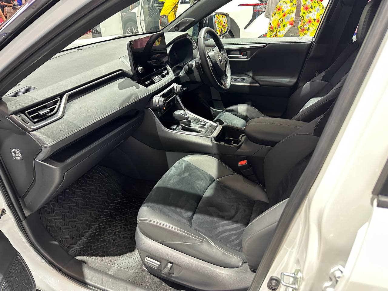 H&agrave;ng ghế trước của xe Toyota RAV4.