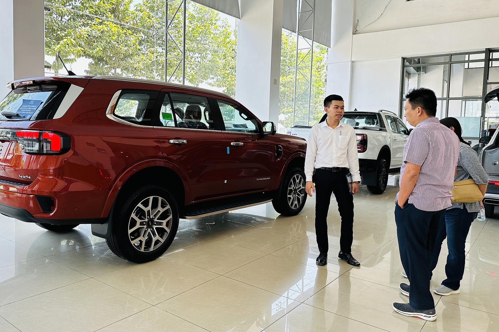 Nhiều người kh&ocirc;ng ngại xuống tiền mua &ocirc; t&ocirc;&nbsp;trong th&aacute;ng Ng&acirc;u để&nbsp;hưởng mức gi&aacute; tốt. 1