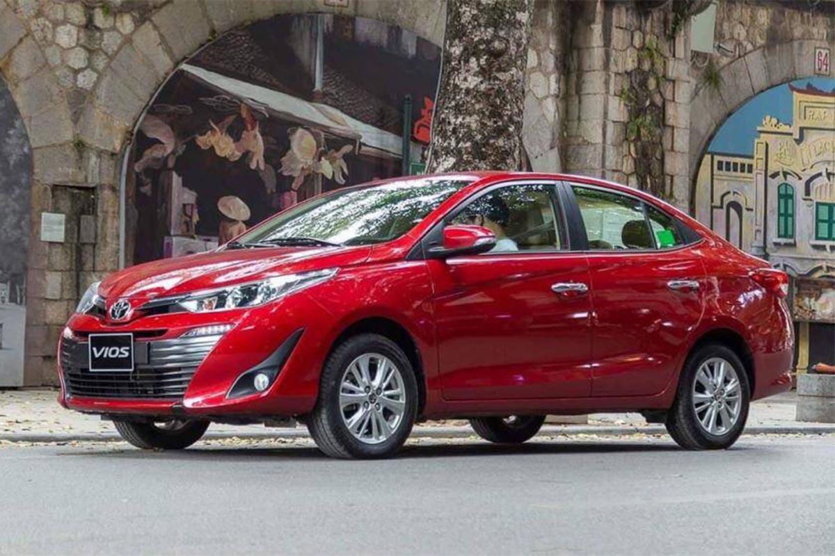 Những chiếc xe ô tô màu đỏ luôn nổi bật trên phố. 1