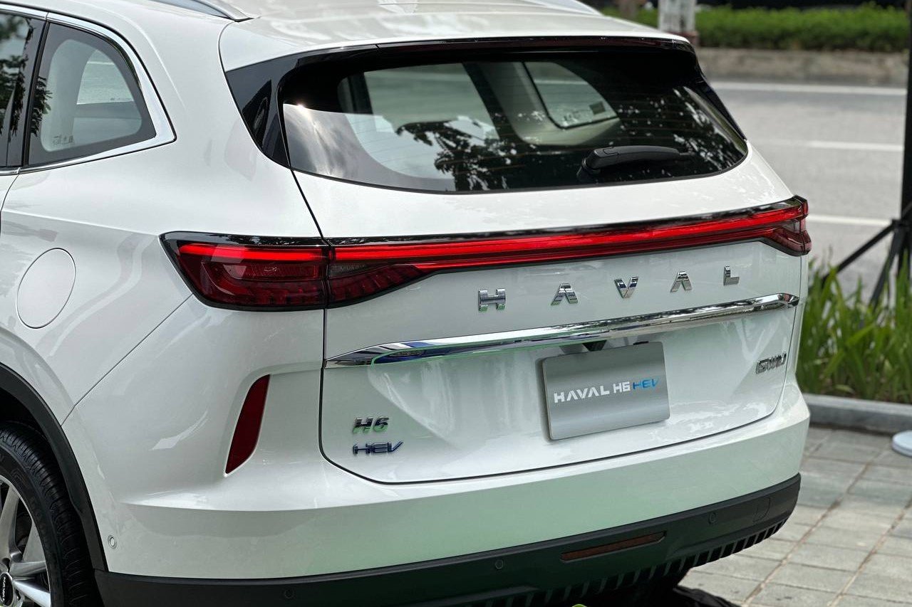 Đ&egrave;n hậu xe Haval H6.