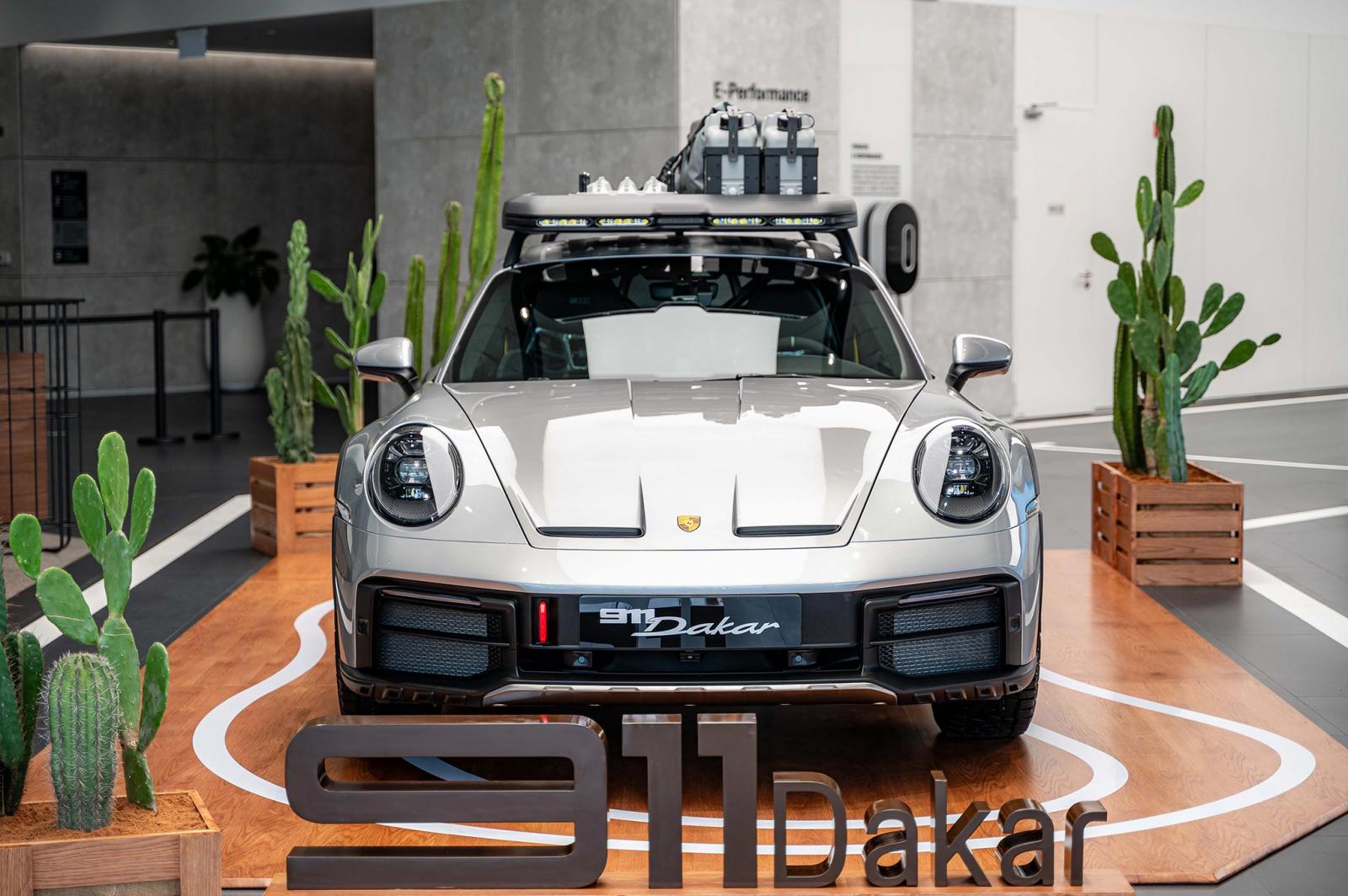 Đầu xe Porsche 911 Dakar.