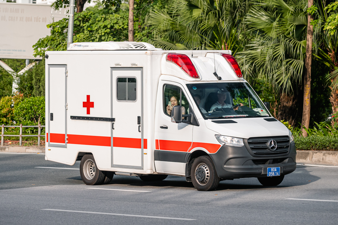 Một chiếc Mercedes Sprinter cứu thương đi gần cuối nhằm hỗ trợ y tế cho đo&agrave;n xe