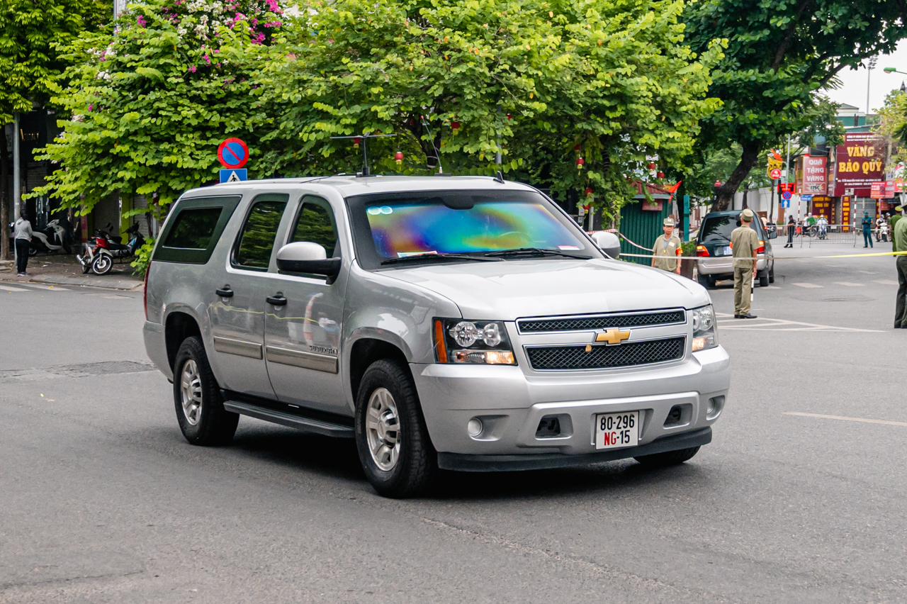 Một chiếc Chevrolet Suburban đời cũ của đại sứ qu&aacute;n Mỹ ở Việt Nam.
