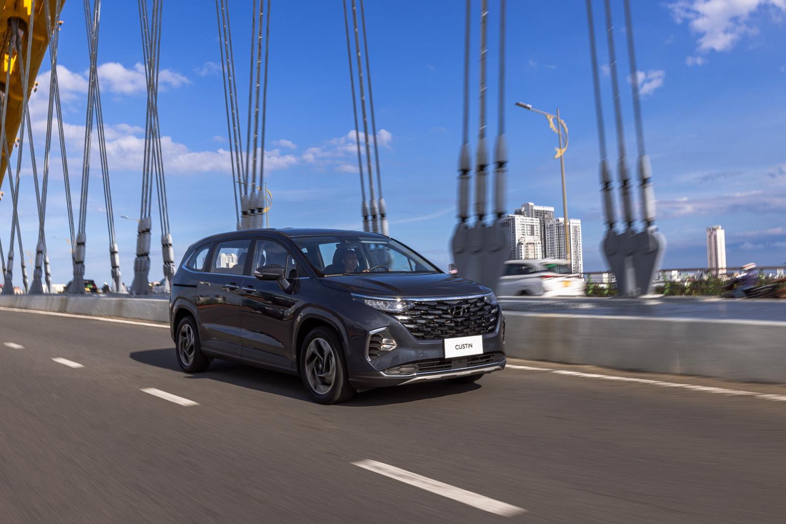 Giá lăn bánh xe Hyundai Custin.