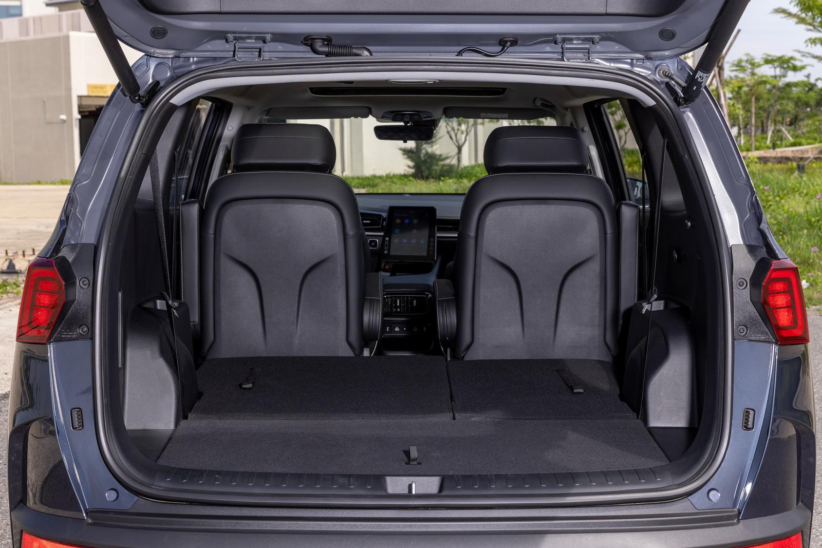 Cốp xe Hyundai Custin.