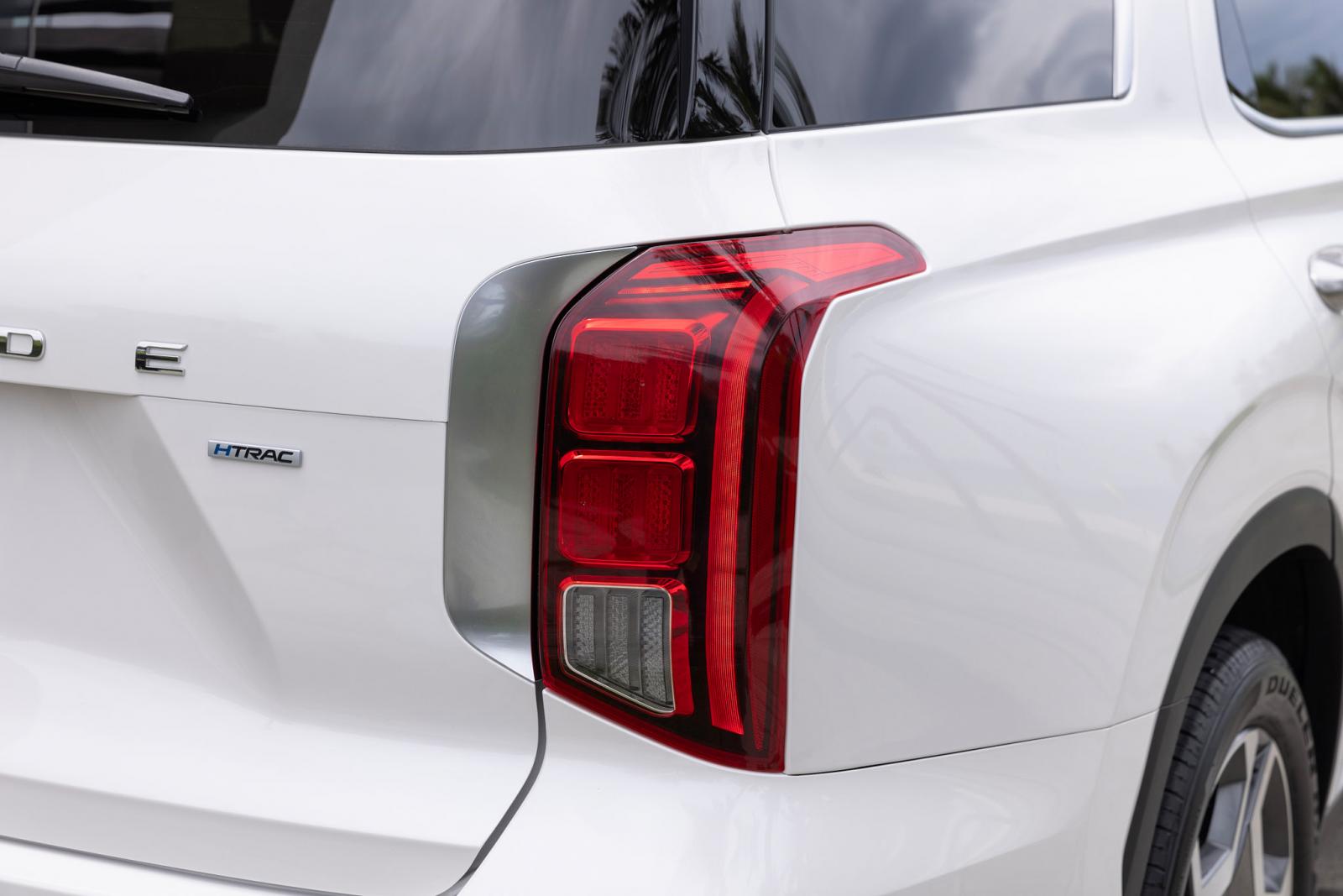 Đ&egrave;n hậu xe Hyundai Palisade.