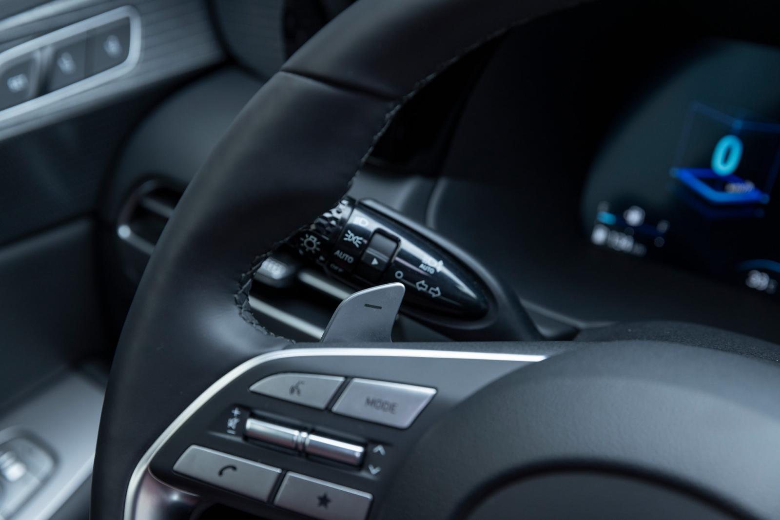 Lẫy chuyển số sau v&ocirc;-lăng xe Hyundai Palisade .